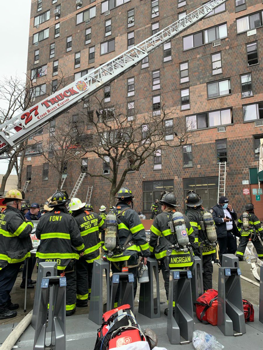 Un incendiu din New York a ucis 19 persoane, inclusiv nouă copii