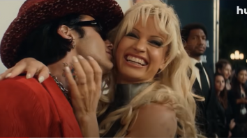 Jason Mantzoukas dă voce unui penis în miniseria inspirată din viața lui Mötley Crüe