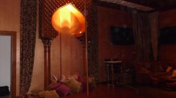 Val de indignare după ce o excursie școlară se termină cu elevi care se joacă pe stâlpi de striptease într-un club de noapte