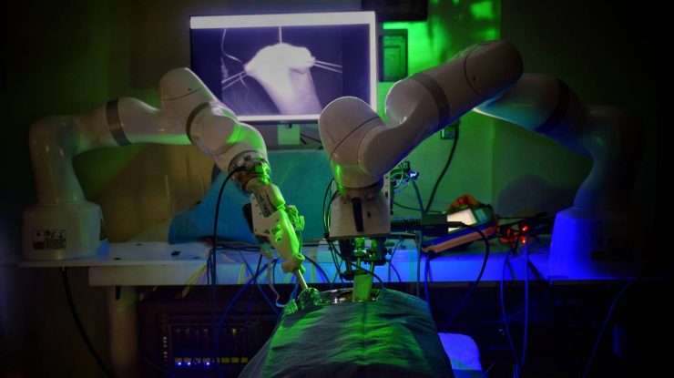 Prima intervenție chirurgicală realizată de un robot, fără ajutor uman