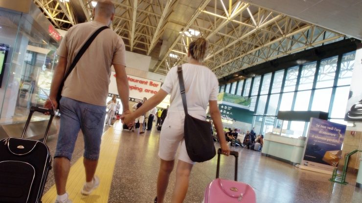 STUDIU. Persoanele care călătoresc pe distanțe lungi sunt mai sănătoase decât cele care stau acasă