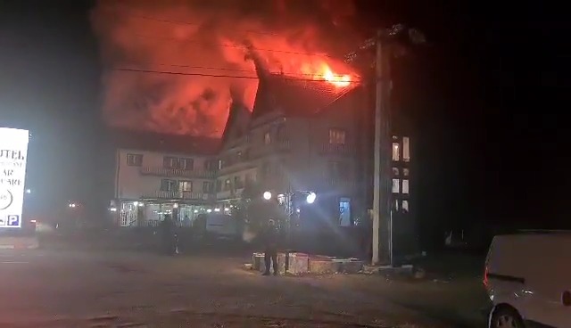 Un incendiu a izbucnit pe acoperișul unui hotel din Brașov