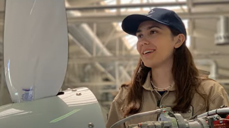 Cea mai tânără femeie aviator care a făcut înconjurul lumii are doar 19 ani