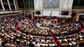 Franța: Dezbateri suspendate cu privire la un proiect de lege care obligă oamenii să prezinte dovada vaccinării în restaurante