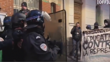 Greva educației în Franța. Jandarmii au început să lovească elevii