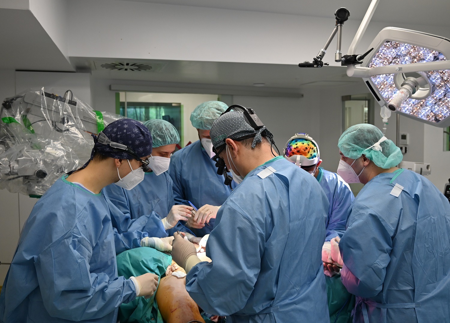 Premieră în medicina din România. A avut loc un transfer dublu de ganglioni vascularizaţi