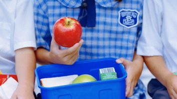 Românii cer ministrului Educației o masă caldă pe zi pentru elevi