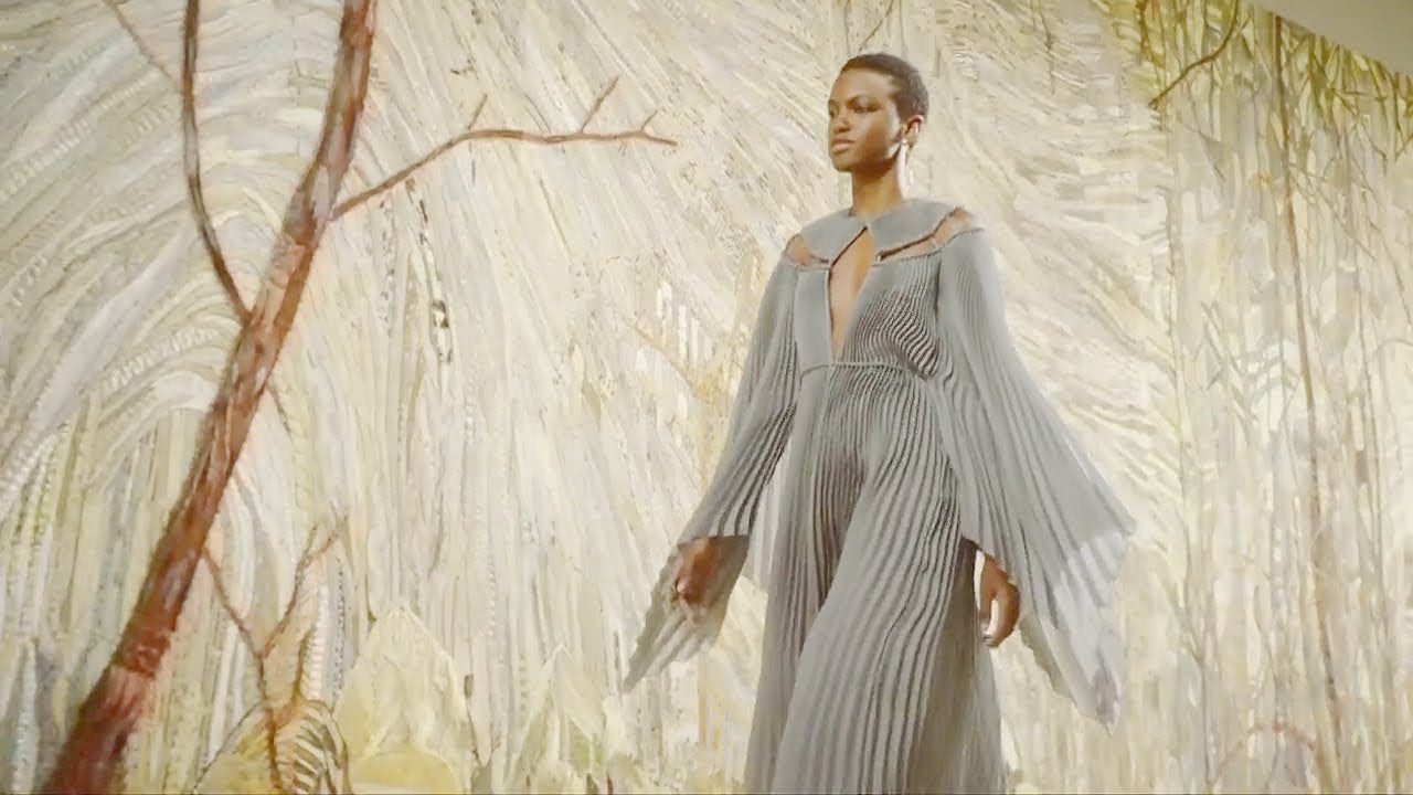 Casa de modă Christian Dior defilează la Paris Haute Couture