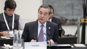 Ministrul chinez Wang Yi cere găsirea unei soluţii diplomatice pentru criza din Ucraina