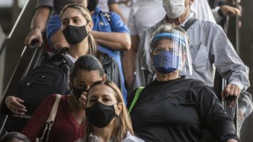 Rusia reduce măsurile pandemice în ciuda numărului record de cazuri