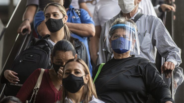 Rusia reduce măsurile pandemice în ciuda numărului record de cazuri