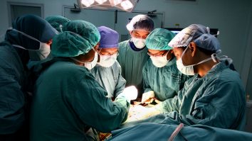 STUDIU: Calitatea actului medical este diferită în funcţie de sexul chirurgului