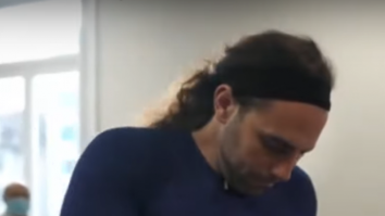 Un bărbat paralizat a putut merge din nou datorită unui implant dezvoltat de cercetătorii elvețieni