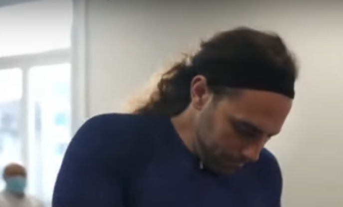 Un bărbat paralizat a putut merge din nou datorită unui implant dezvoltat de cercetătorii elvețieni