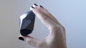 „Enigma”, uriașul diamant negru despre care se crede că provine din spațiu, a fost vândut cu peste 4 milioane de dolari