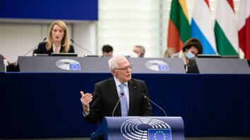Joseph Borrell: „UE condamnă folosirea armamentului greu și bombardarea zonelor civile”