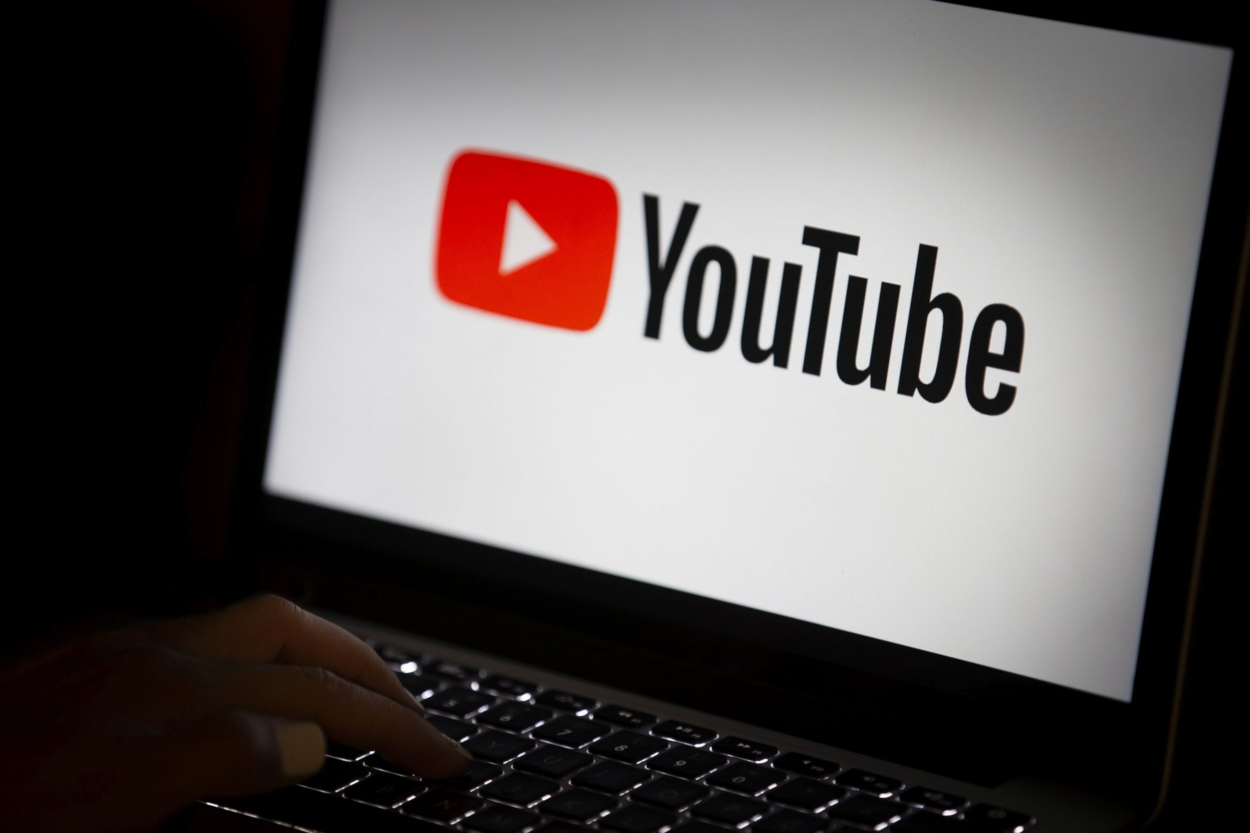 Google și YouTube blochează RT și alte canale rusești de la câștigarea de dolari din publicitate