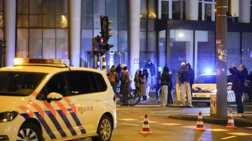 Jaf armat la un magazin Apple din Amsterdam. Poliția olandeză a anunțat că situația este „o luare de ostatici”