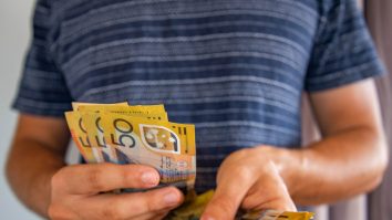 Milenialii cred că nu vor avea niciodată destui bani să își cumpere ce vor