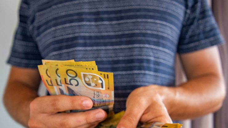 Milenialii cred că nu vor avea niciodată destui bani să își cumpere ce vor