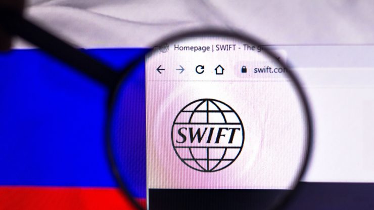 Ce este sistemul SWIFT și de ce vrea UE să îl folosească pentru a izola Rusia