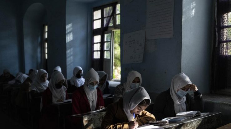Universitățile din Afganistan se redeschid  pentru femei, dar în baza unor condiții