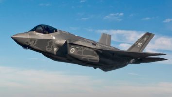 Avion militar ucrainean, interceptat şi aterizat la Bacău