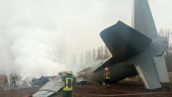 Un avion militar ucrainean, cu 14 persoane, s-a prăbușit în apropiere de Kiev. Cel puțin cinci decese au fost confirmate