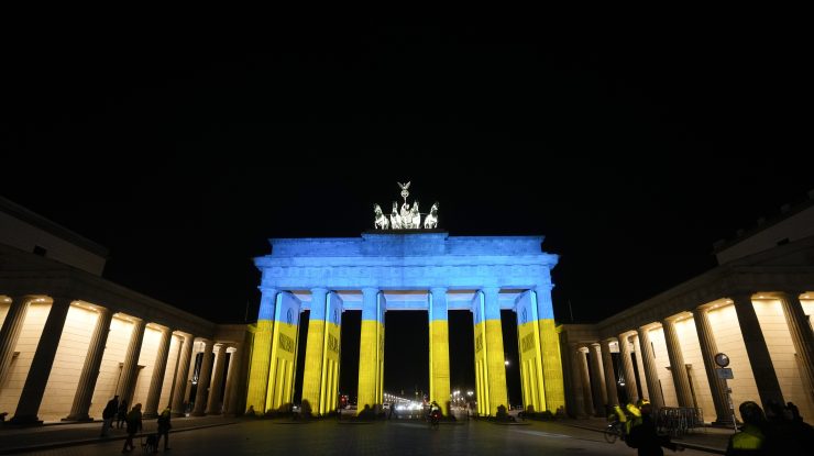 Berlinul iluminează Poarta Brandenburg în culorile drapelului ucrainean