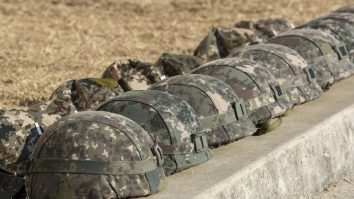 O bombă lansată de separatiştii proruşi a ucis un soldat ucrainean
