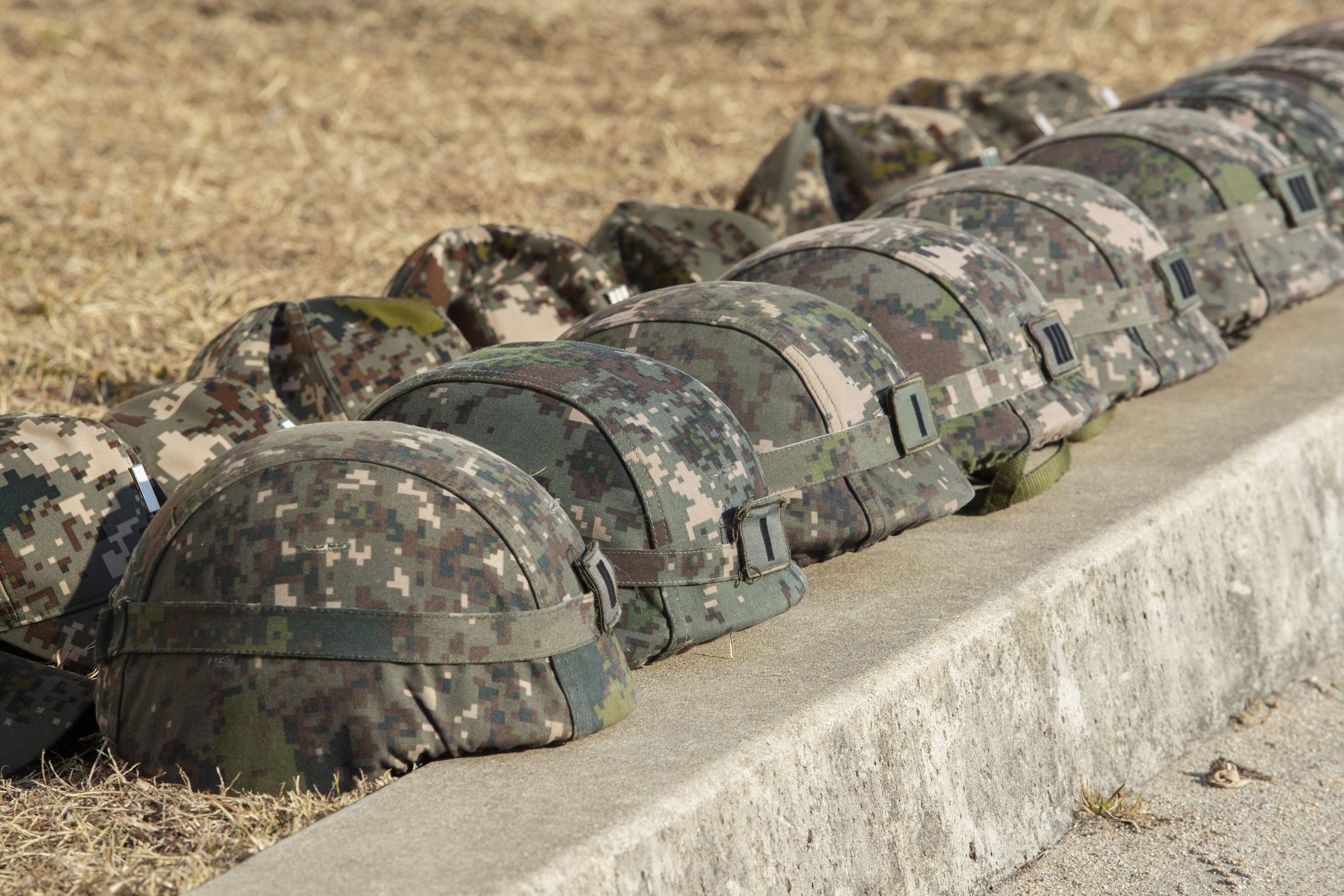 O bombă lansată de separatiştii proruşi a ucis un soldat ucrainean