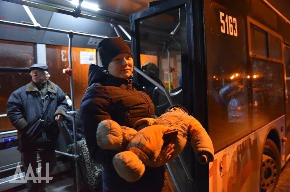 Primele autobuze cu evacuați ucraineni au ajuns în regiunea Rostov din Rusia