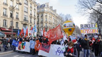 Protestele continuă în Franța. Poliția a trebuit să intervină pentru a le opri