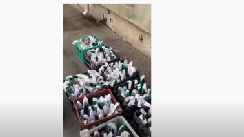 Cum se apără ucrainenii de invadatori. Oamenii pregătesc cocktailuri Molotov