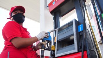 După mai multe scumpiri masive, prețul petrolului a scăzut