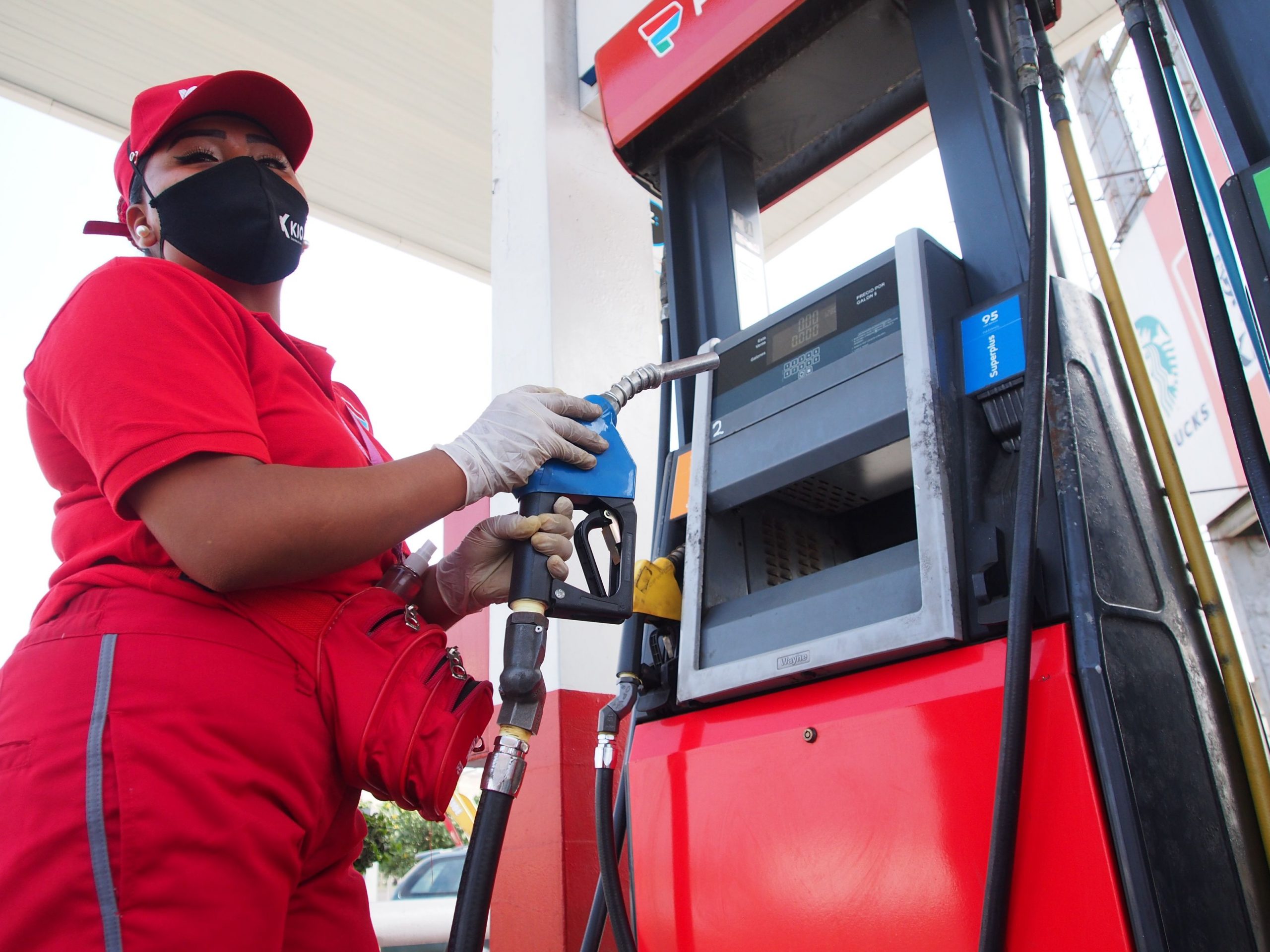 După mai multe scumpiri masive, prețul petrolului a scăzut