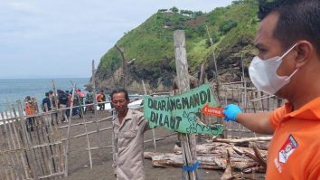 Un val uriaș a ucis 11 persoane pe o plajă din Indonezia