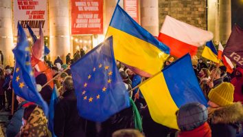 Polonezii, în stradă. Sunt de partea Ucrainei: „Opriţi-l pe Putin acum!”