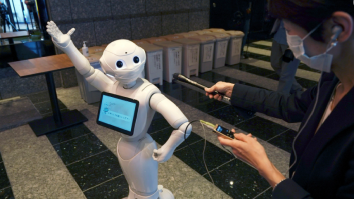 Studiu: Oamenii se simt mai confortabil să interacționeze, în hoteluri, cu roboți care întruchipează femei