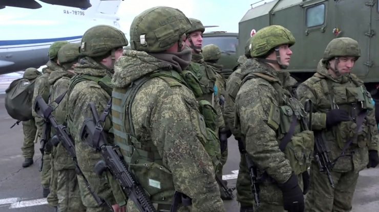 Rusia retrage primii militari de la granița cu Ucraina