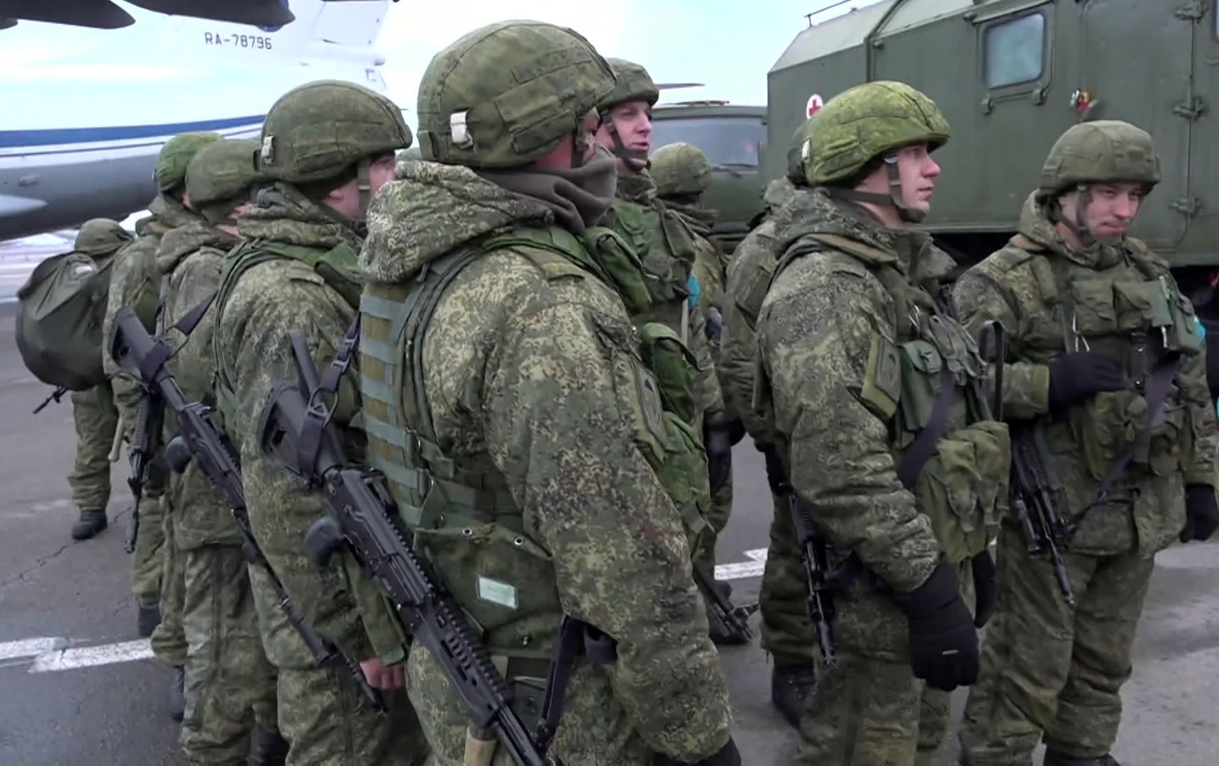 Rusia retrage primii militari de la granița cu Ucraina