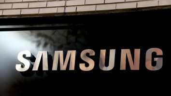 Samsung Galaxy S22 este construit din plase de pește reciclate