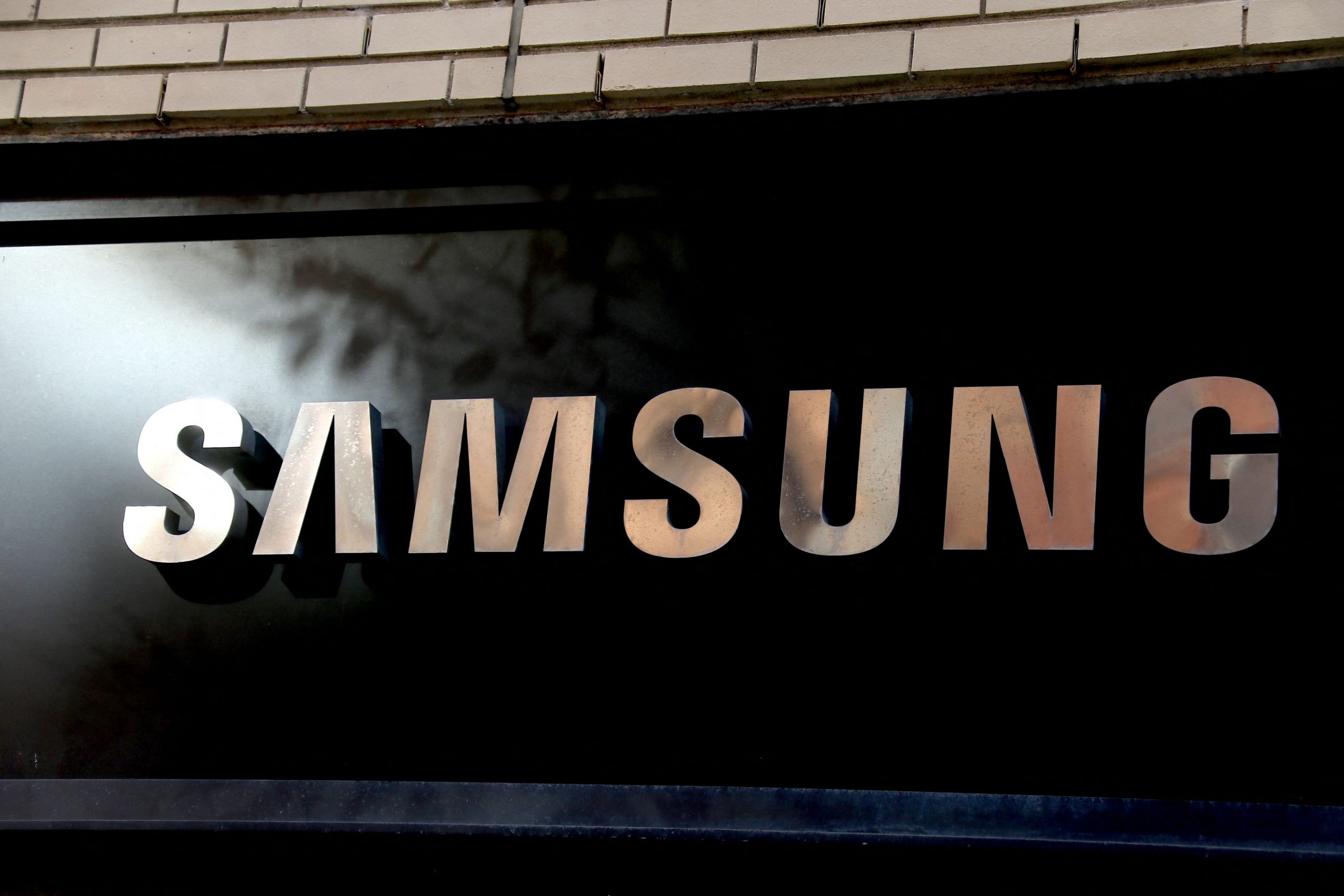 Samsung Galaxy S22 este construit din plase de pește reciclate