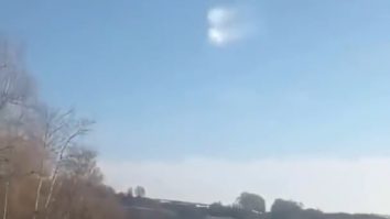 Un ucrainean a oprit în dreptul unui tanc rusesc și a întrebat, în râs, dacă au nevoie să fie remorcați înapoi în Rusia