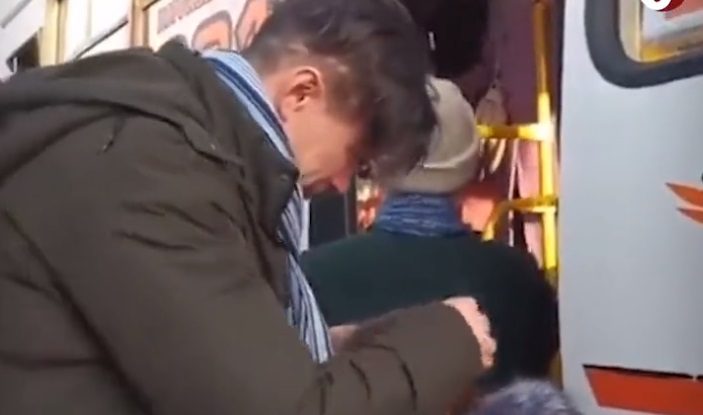 VIDEO. Portretul războiului din Ucraina. Momentul în care un tată își părăsește fiica plângând