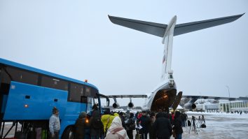 Persoanele evacuate din Donețk au format cozi la granița cu Rusia