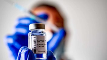 Vaccinul produs în Africa de Sud ar putea fi gata abia în trei ani. Liderii de piață refuză să împărtășească tehnologia