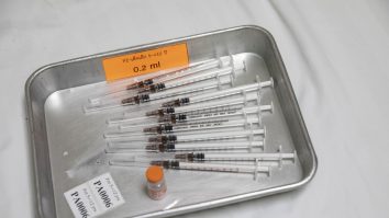 Părinții unui copil de 2 ani au refuzat transfuzia de sânge de la vaccinați