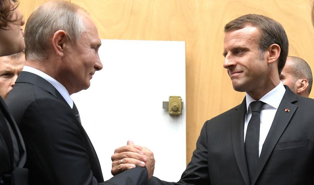 FILED - 30 September 2019, France, Paris: French President Emmanuel Macron greets Russian President Vladimir Putin as they attend the funeral service of former French President Jacques Chirac at the Saint Sulpice de la Madeleine Church. The Kremlin appeared to lower expectations of a breakthrough in the Ukraine conflict ahead of a meeting between Putin and Macron in Moscow on Monday. Photo: -/Kremlin/dpa - ATTENTION: editorial use only and only if the credit mentioned above is referenced in full