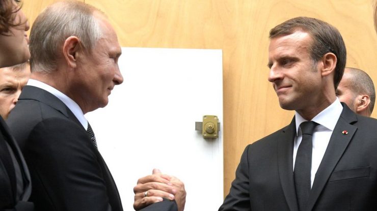 FILED - 30 September 2019, France, Paris: French President Emmanuel Macron greets Russian President Vladimir Putin as they attend the funeral service of former French President Jacques Chirac at the Saint Sulpice de la Madeleine Church. The Kremlin appeared to lower expectations of a breakthrough in the Ukraine conflict ahead of a meeting between Putin and Macron in Moscow on Monday. Photo: -/Kremlin/dpa - ATTENTION: editorial use only and only if the credit mentioned above is referenced in full